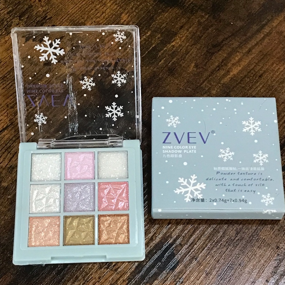 Winter Glow 9-Color Shimmer Eyeshadow Palette - Pastel Blue